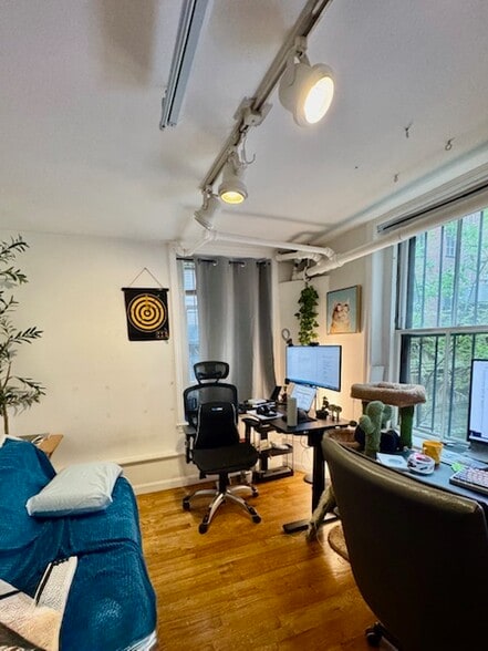 Building Photo - 21 Irving St