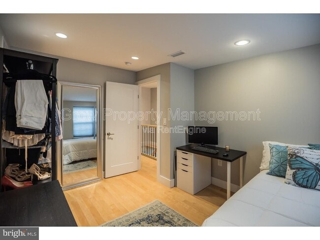 Building Photo - 533 Manton St