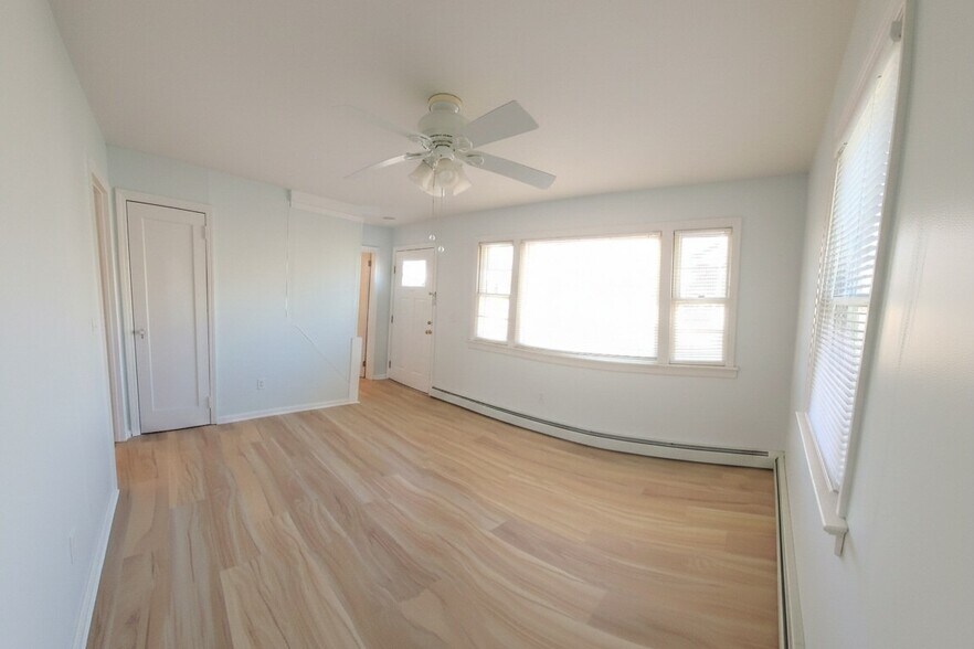 livingroom - 211 Sheridan Ave