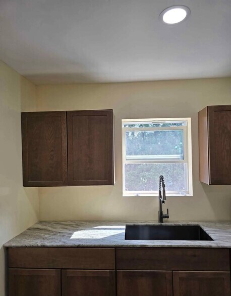 Building Photo - 541 5th Ave