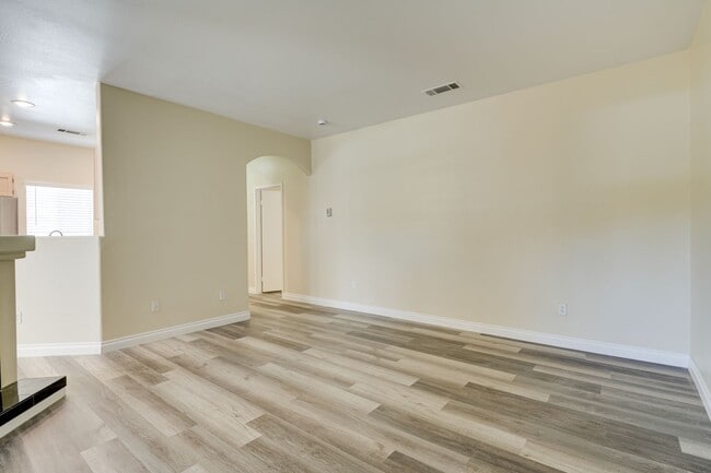 Building Photo - Cozy 1-Bed Apartment with Fireplace – Your...