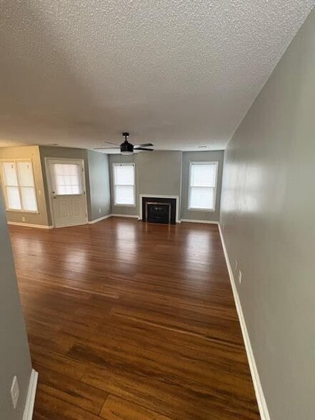 Building Photo - 102 W Victoria Ct