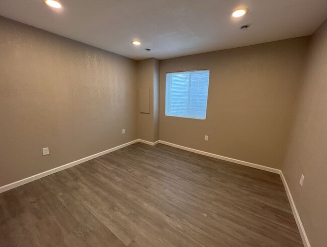 Building Photo - 3 Bed 1 Bath in Denver's Elyria Swansea Neighborhood