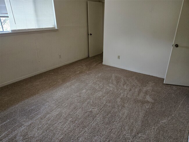 Building Photo - 10834 Sugar Hill Dr