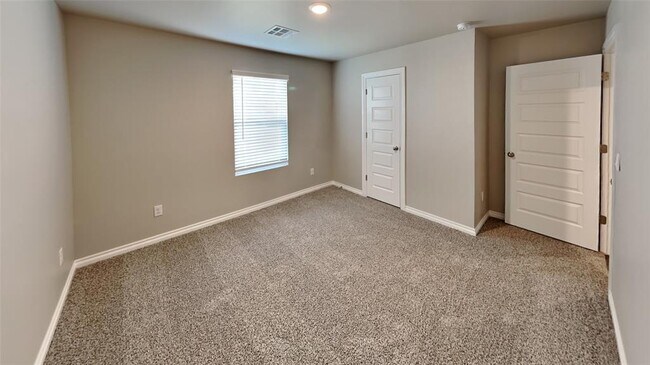 Building Photo - 2724 Dennis Dr