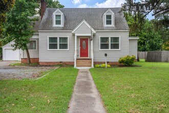 Building Photo - Welcome to this beautifully maintained 4-b...