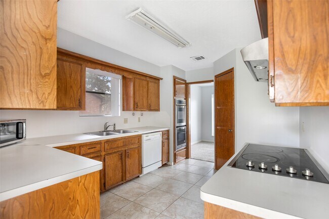 Building Photo - 2130 Lake Hills Dr