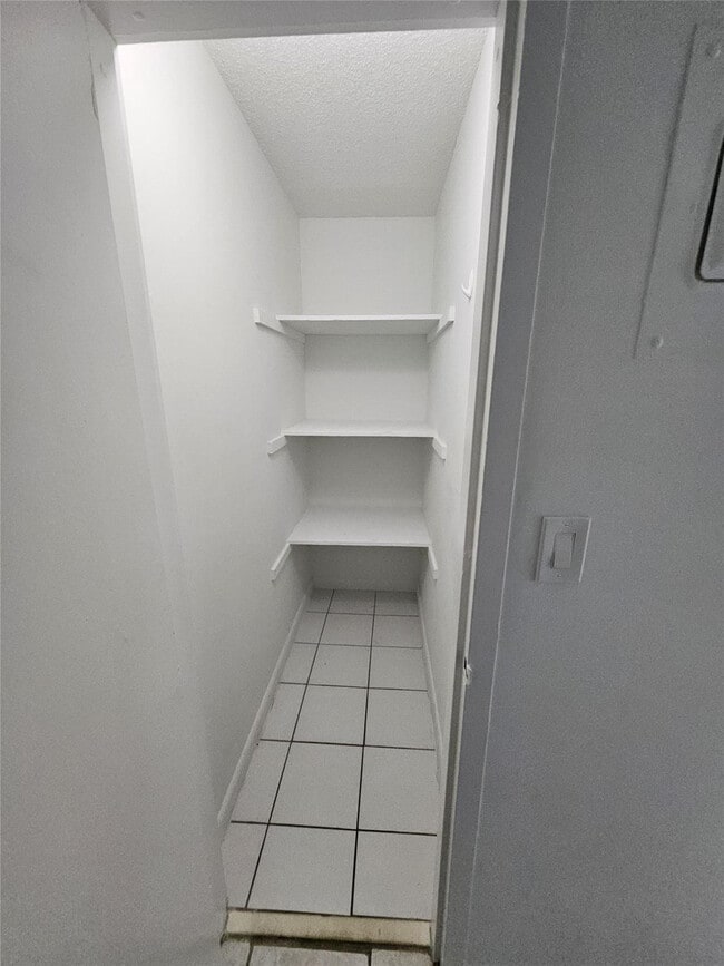 Building Photo - 1150 NE 17th Ct