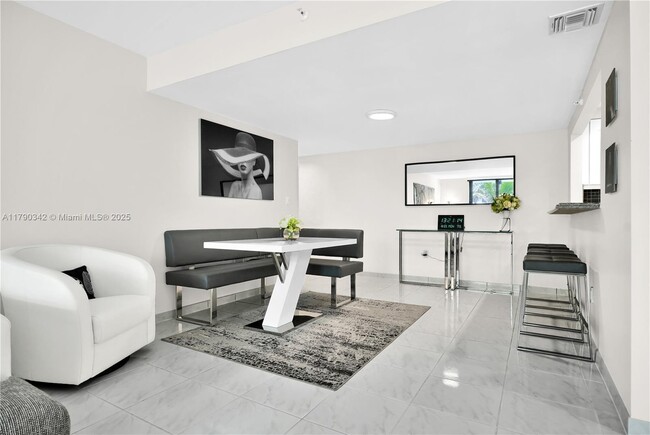 Building Photo - 1623 Collins Ave