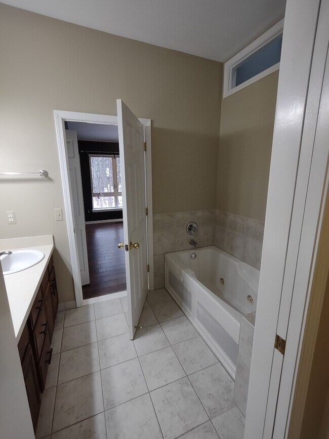 Building Photo - 5585 Woodruff Shore Dr