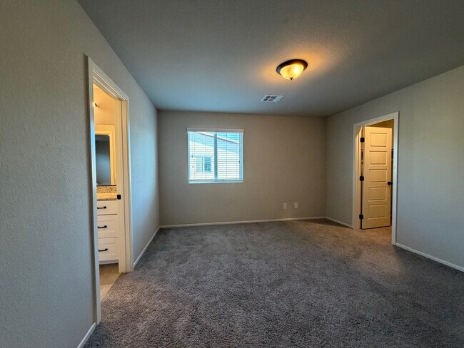 Building Photo - GATED 4 BED 2.5 BATH 2 CAR GARAGE SINGLE FAMILY HOME w/ LOFT, BEDROOM DOWNSTAIRS, NEXT TO COMMUNI...