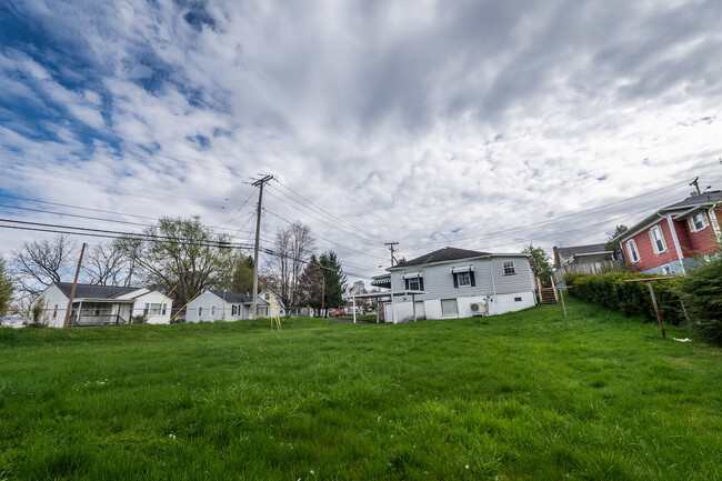 Building Photo - 224 N Vance Dr
