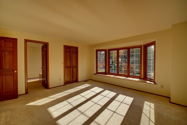 Building Photo - 5Bd/2.5Ba Bellevue Home