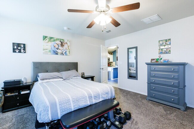 Building Photo - Wonderful 3 bed, 2 bath in Milwaukee Ridge!