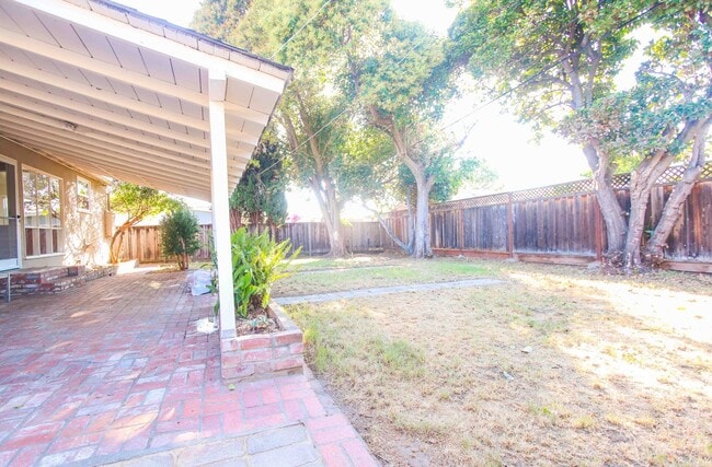 Building Photo - Charming 3 Bed, 2 bath in the East Foothills