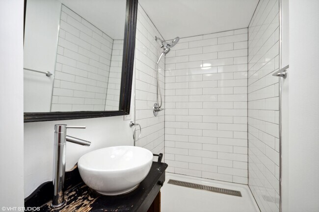 Building Photo - Stylishly Renovated 3 Bedroom 2 bathroom House