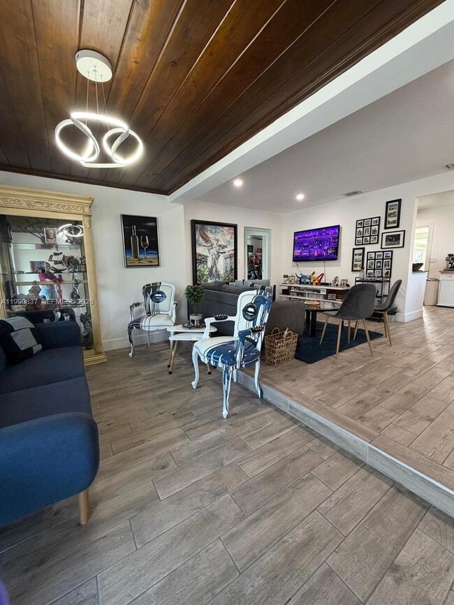 Building Photo - 1531 NE 15th Ave