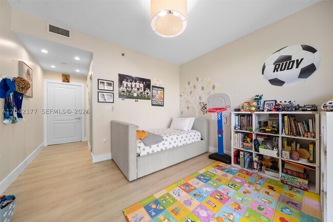 Building Photo - 2645 S Bayshore Dr