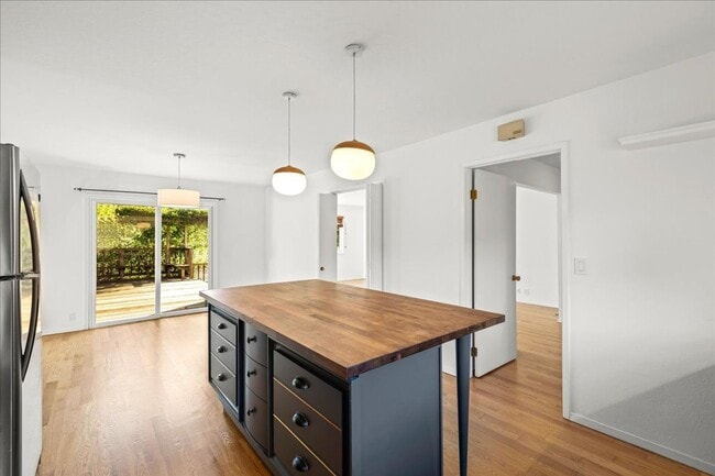 Building Photo - Beautiful remodeled 3 Bed 2 Bath home in L...