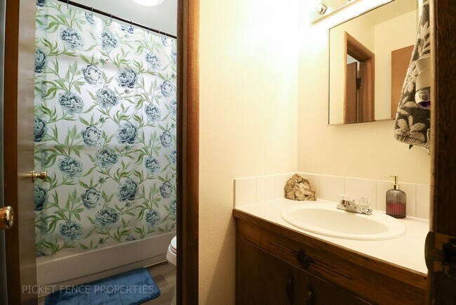 Building Photo - 3 bedroom Apartment in loveland!