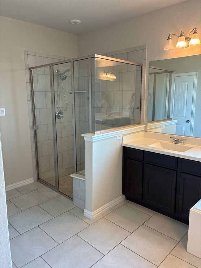 Building Photo - !! MOVE IN SPECIAL: Get 50% OFF!! 4BR/3BA House • In-Unit W/D • Attached Garage  • Backyard in Sa...