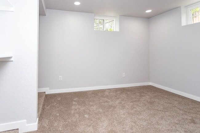 Building Photo - Beautifully Refurbished Home Near Downtown...