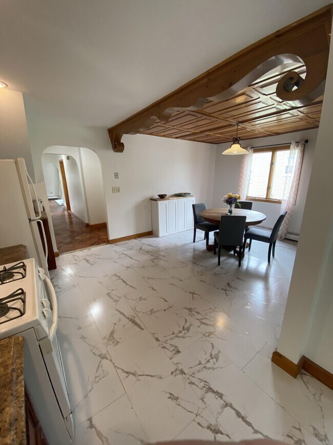 Building Photo - 93 Glen St