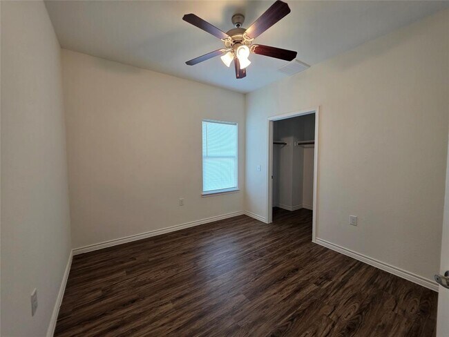 Building Photo - 6326 Red Oak Dr