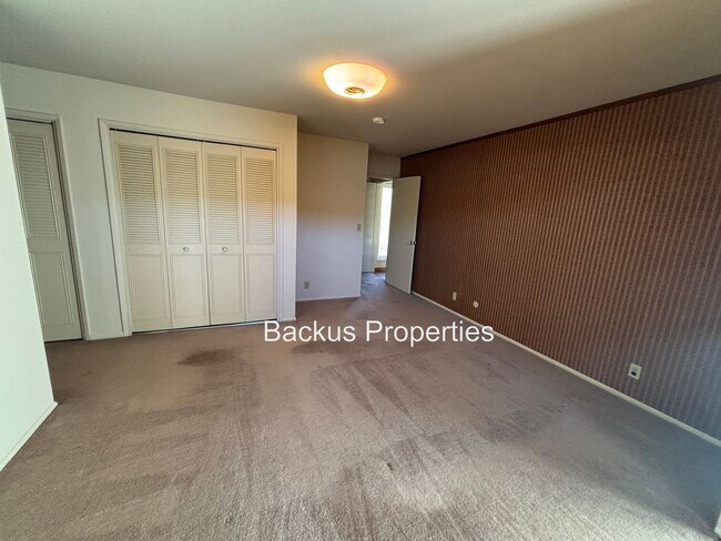 Building Photo - Wonderful three bedroom home in South Salinas