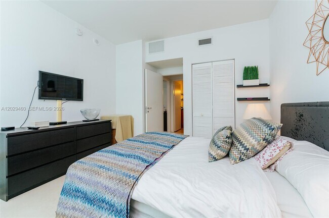 Building Photo - 300 S Biscayne Blvd