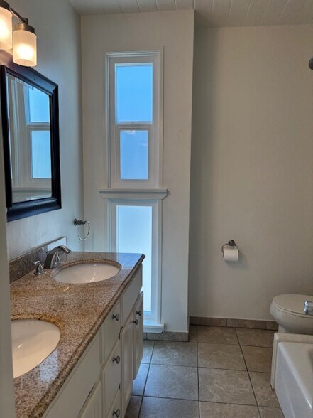 Building Photo - 641 Loma Dr