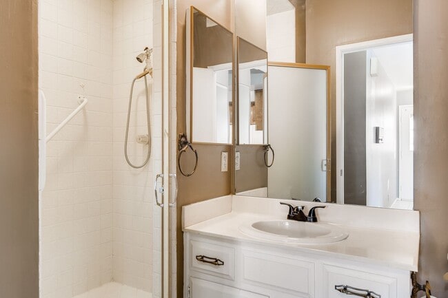 Building Photo - Immaculate 2 bedroom condo with all the ap...