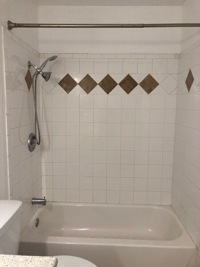 Building Photo - Santa Ana townhome style.  2 bed, 1 1/2 ba...