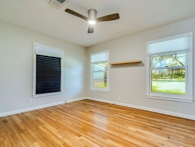 Building Photo - 404 Almarion Dr