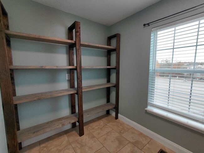 Building Photo - Beautiful home close to post