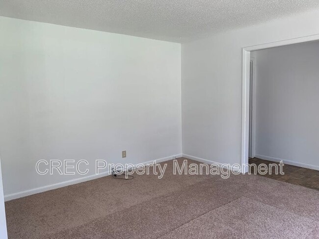 Building Photo - 205 Pinewood Dr