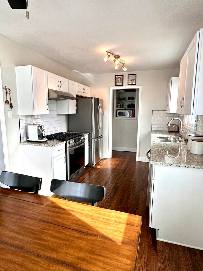 Building Photo - 2560 Fillmore Ave