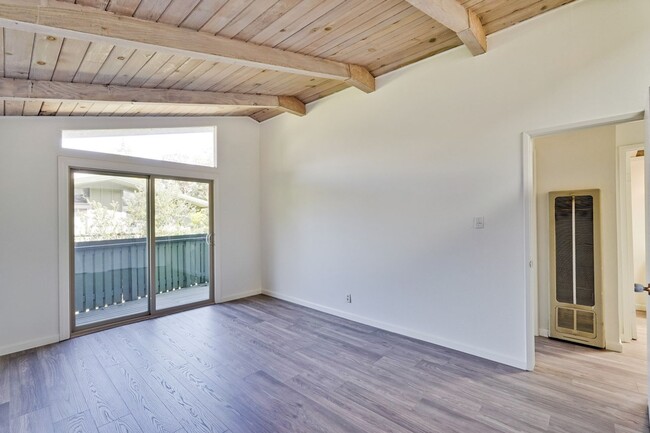 Building Photo - 2 Bedroom 1 Bath Two Story Townhome