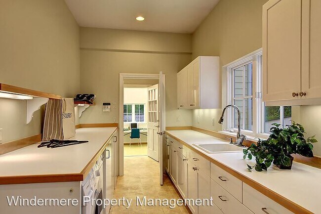 Building Photo - 12108 NE Apple Tree Point Ln