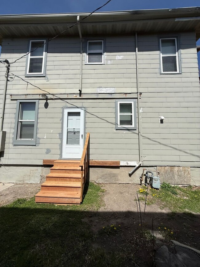 Building Photo - 818 3rd Ave N