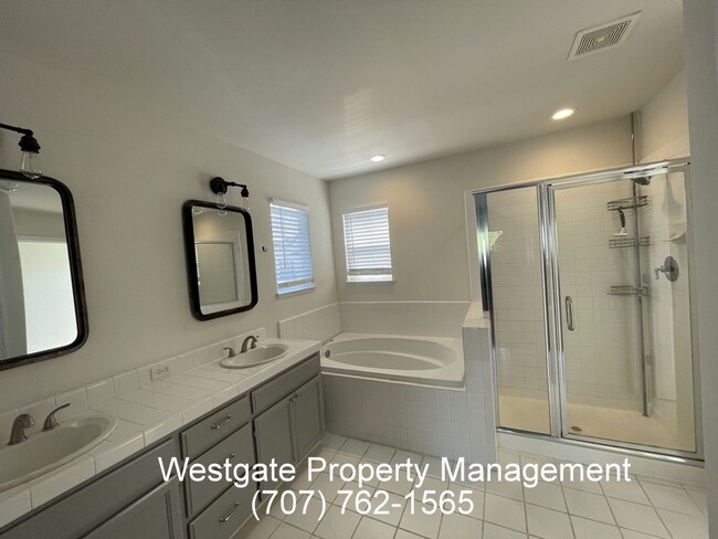 Building Photo - 1453 Woodside Cir