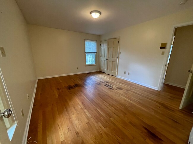 Building Photo - Sweet & Spacious 4br on the northside w/ p...