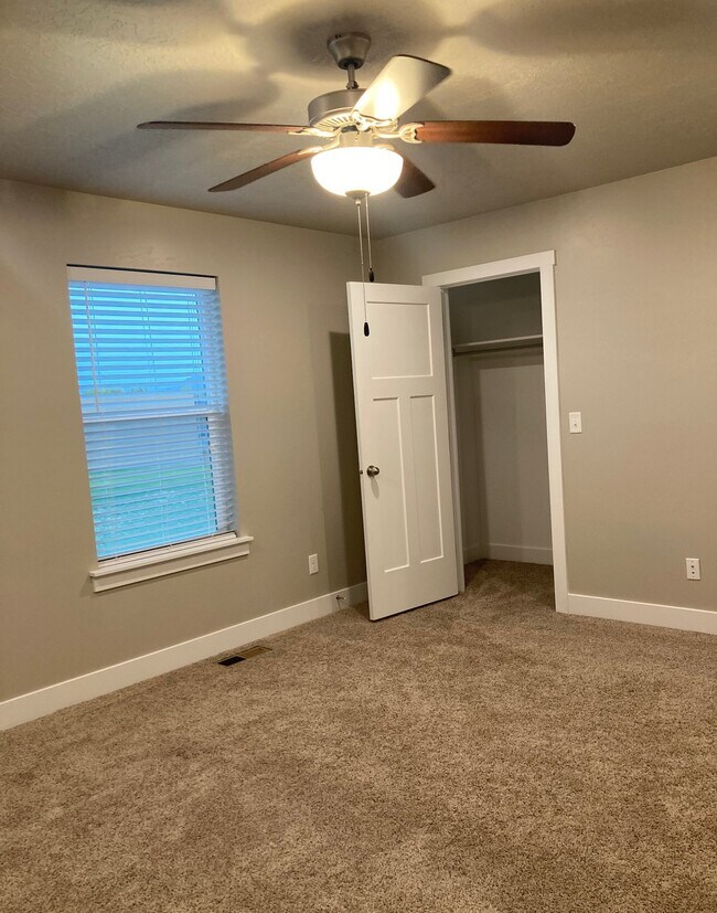 Building Photo - 1661 E Talon Way