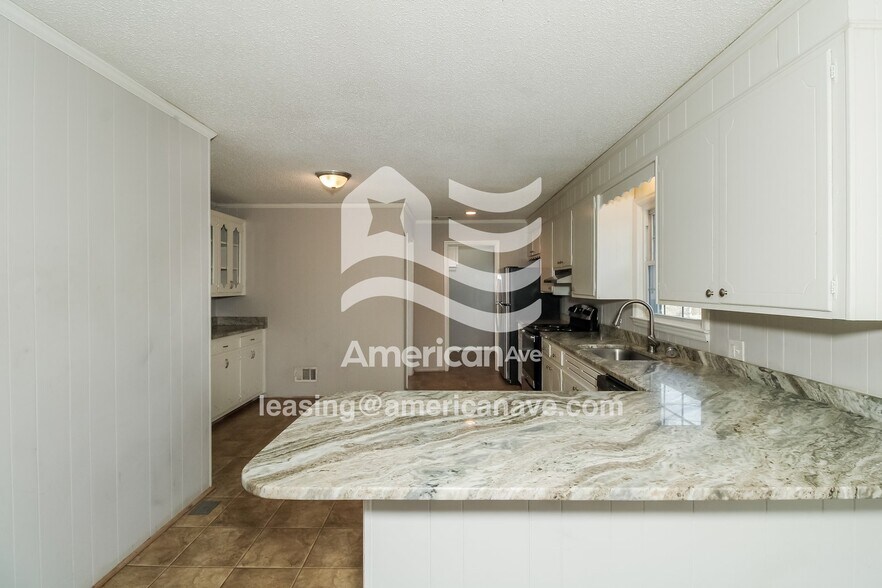 Building Photo - 1807 Holly Hill Dr