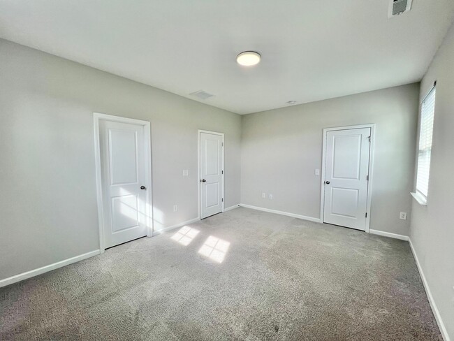 Building Photo - Newly Remodeled 4BD, 2.5BA Durham End Unit...