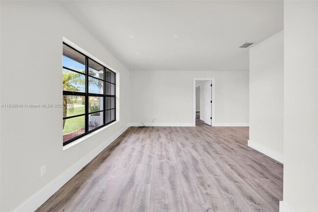 Building Photo - 709 SW 9th Ave
