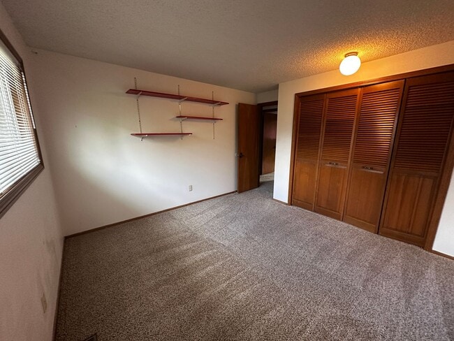 Building Photo - *COMING SOON* 3 Bedroom 2.5 bath Split level house