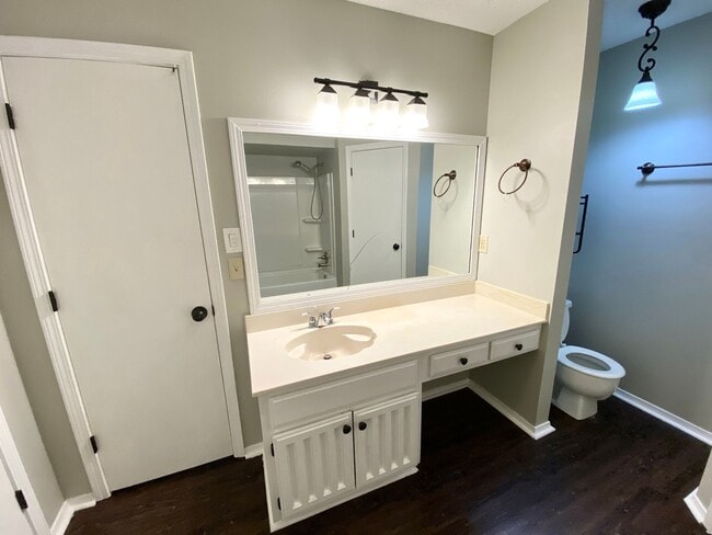 Building Photo - Spacious Jenks 4-Bedroom with NO Carpets &...