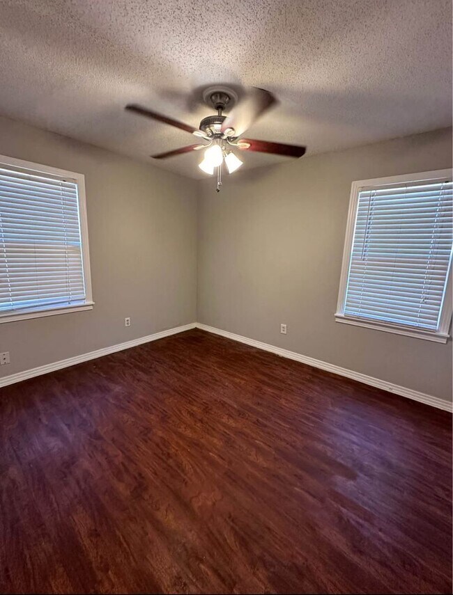 Building Photo - Cute 4 bedroom, 2 bath home with a carport and a big back yard!