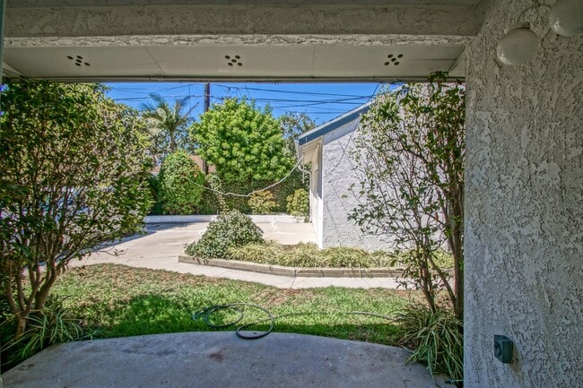 Building Photo - Incredibly Charming & Bright 3BR2BA Home w...
